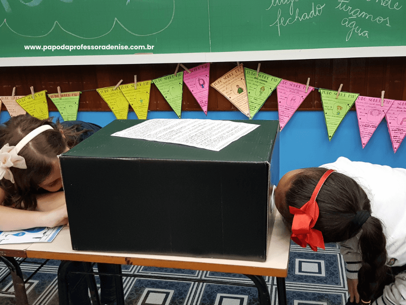 Dia da Água na Escola: Crianças curiosas com a caixa misteriosa na sala